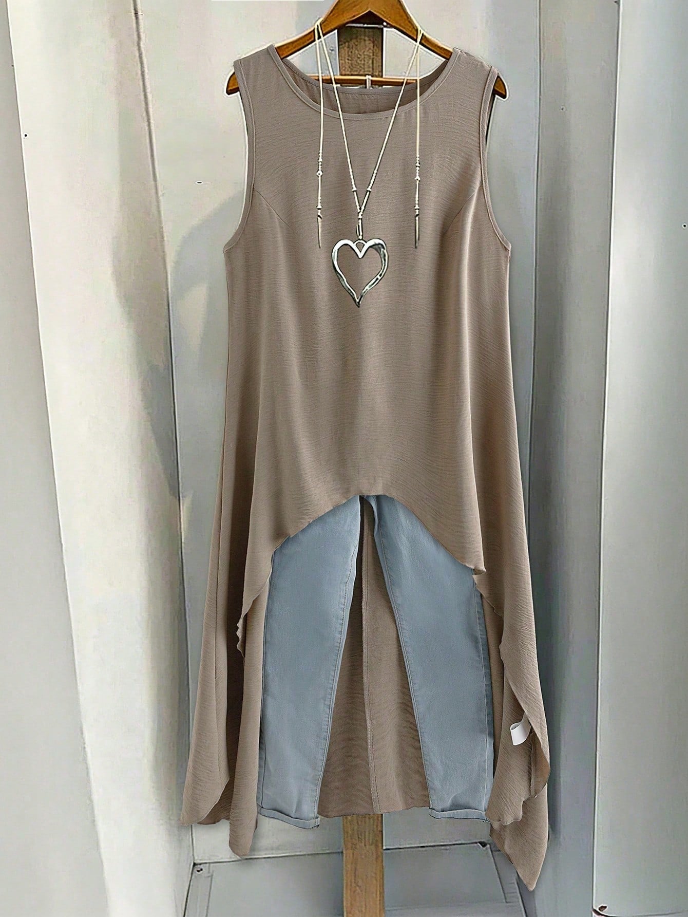 EMERY ROSE Plus Size Women's Solid Color Round Neck Sleeveless Asymmetrical Hem Casual Shirt