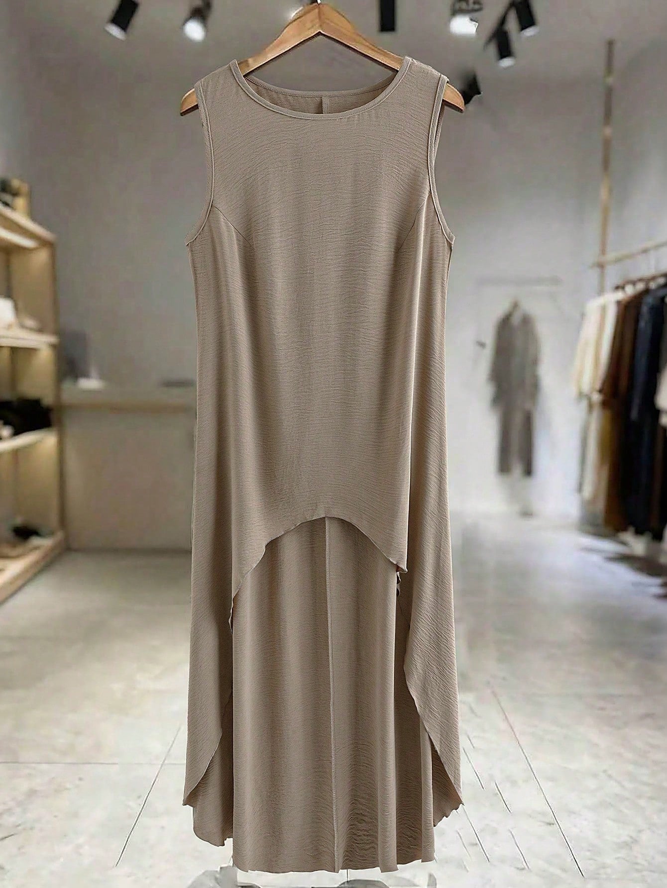 EMERY ROSE Plus Size Women's Solid Color Round Neck Sleeveless Asymmetrical Hem Casual Shirt