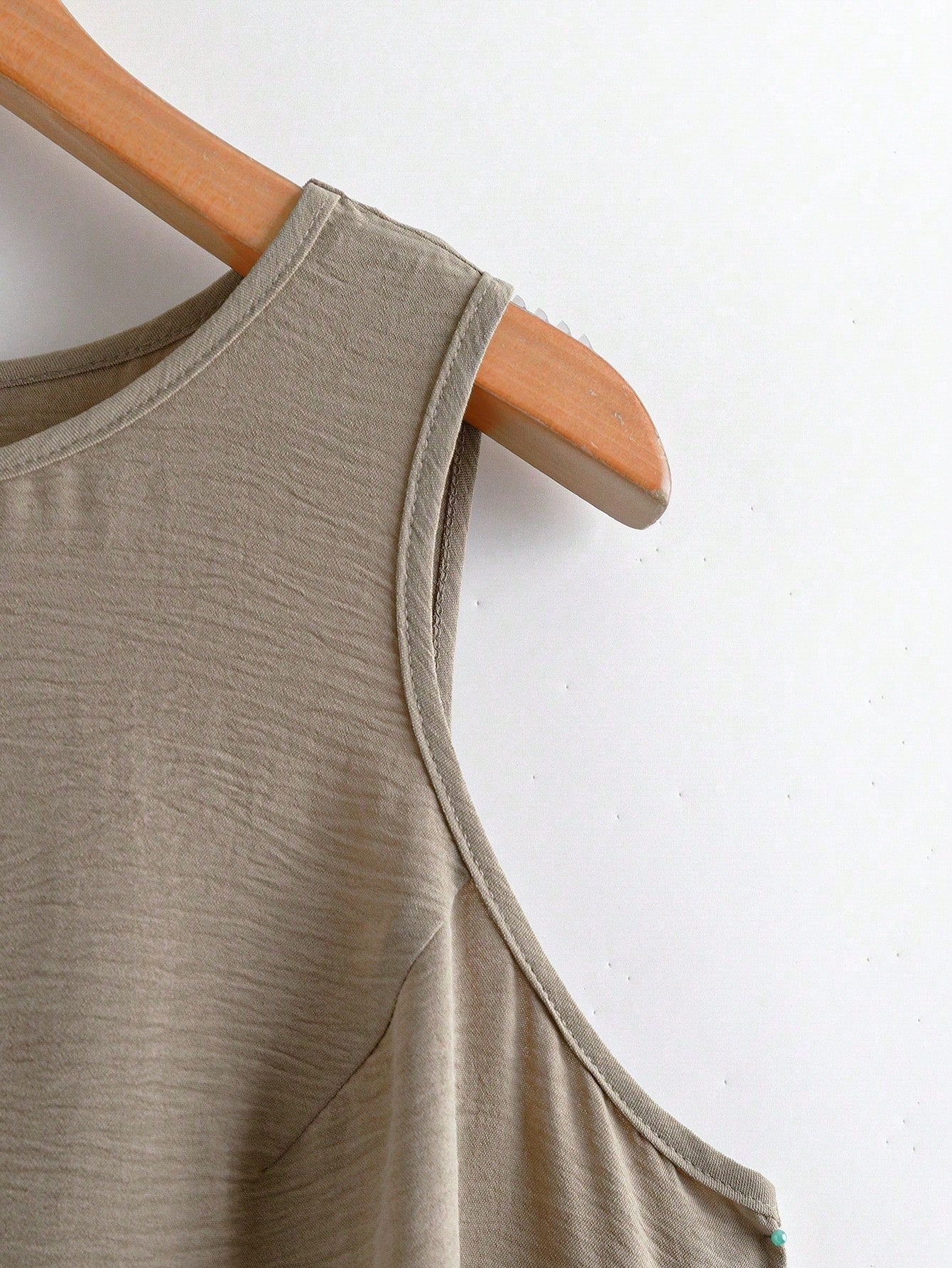 EMERY ROSE Plus Size Women's Solid Color Round Neck Sleeveless Asymmetrical Hem Casual Shirt