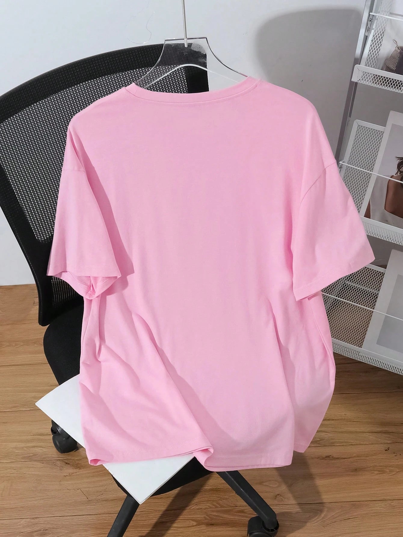 EZwear Plus Size Casual Minimalist Pink English Text Embossed Pattern Round Neck Short Sleeve Loose Fit Plus Size T-Shirt