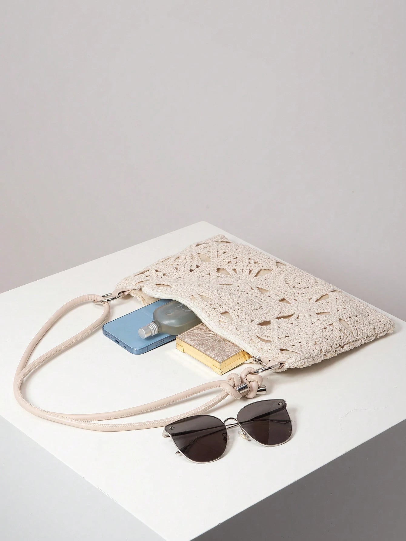 Floral Hollow Out Woven Bag, Bohemian Shoulder Bag, Straw Bag, Metal Round Clasp Underarm Bag, Beach Handbag (Pattern Random), Raffia
