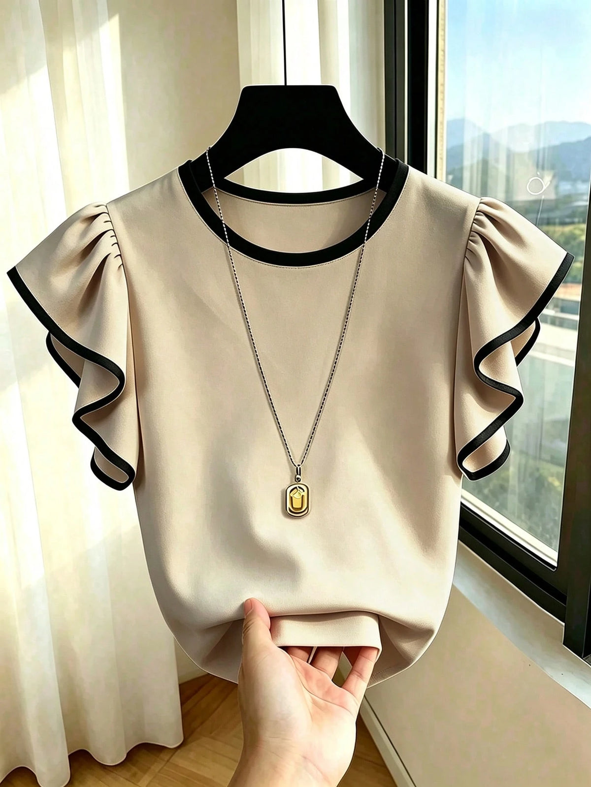Franclia Black And White Contrast T-Shirt Made Of Skin-Friendly Elastic Fabric, Comfortable To Wear. Round Neck With Contrast Trim, Simple Yet Elegant; Flutter Sleeve Design Adds A Gentle And Yo