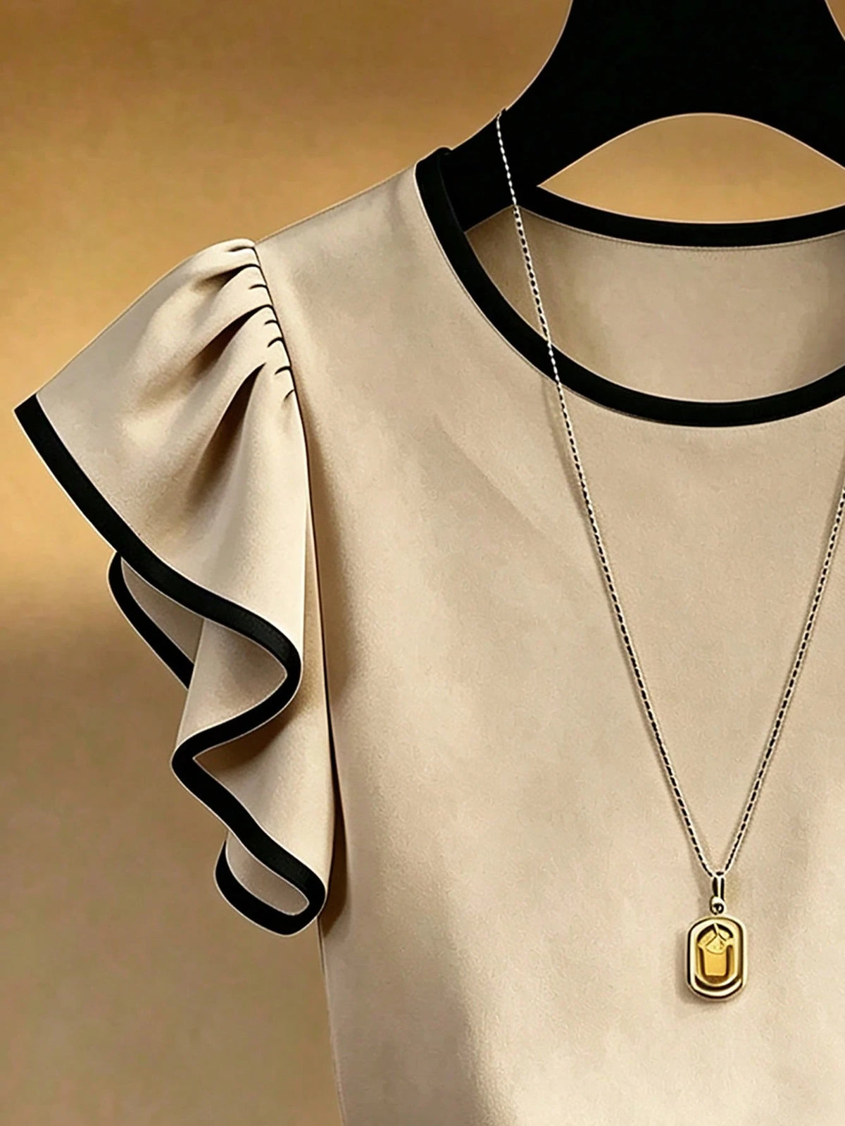 Franclia Black And White Contrast T-Shirt Made Of Skin-Friendly Elastic Fabric, Comfortable To Wear. Round Neck With Contrast Trim, Simple Yet Elegant; Flutter Sleeve Design Adds A Gentle And Yo