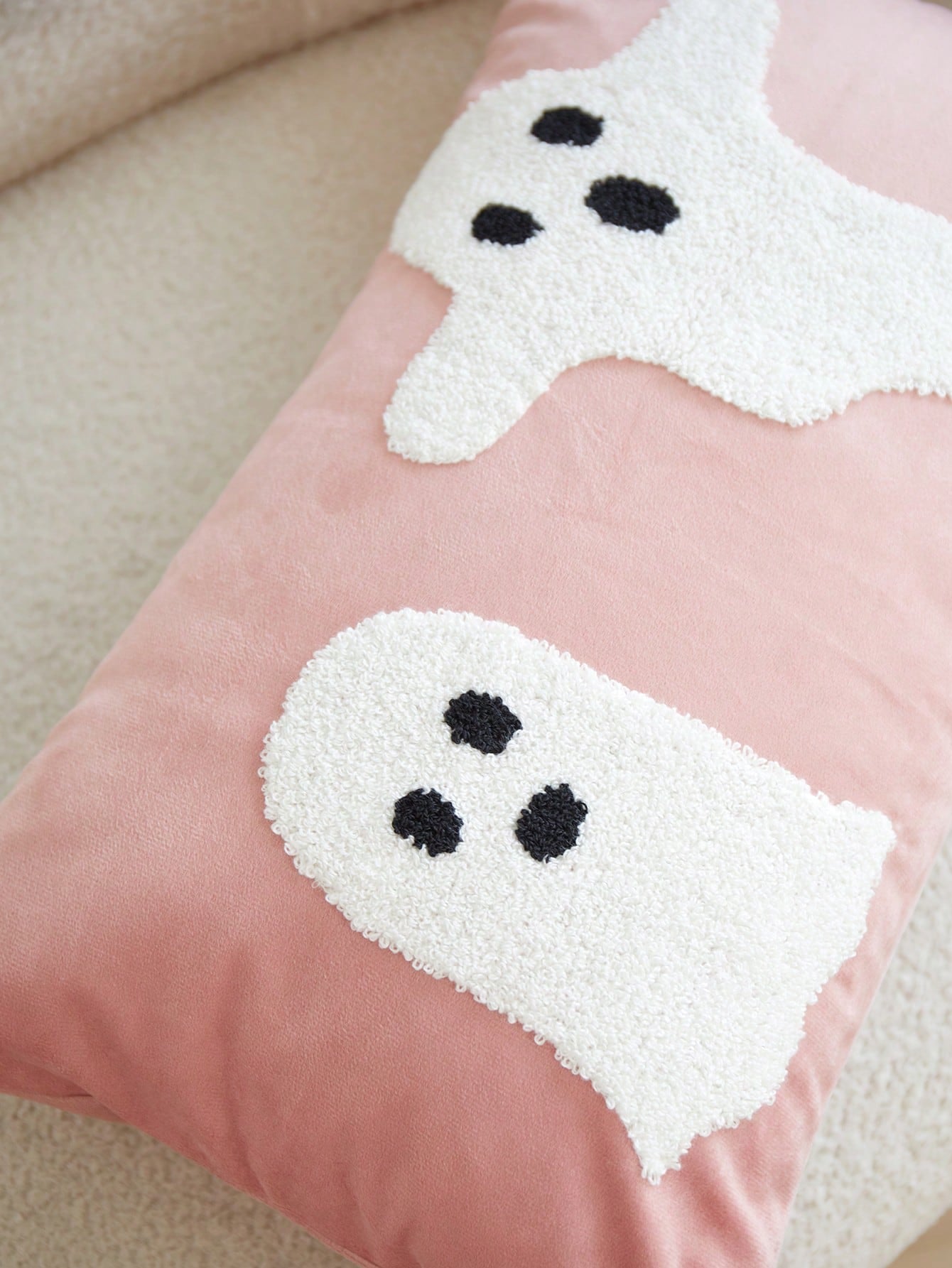 LCUHPCL 1pc Halloween Atmosphere Soft Cute Pink Ghost 3D Embroidered Plush Pillowcase, Suitable For Home Decor, Living Room, Sofa, Bedroom, Car, Party And Various Environments
