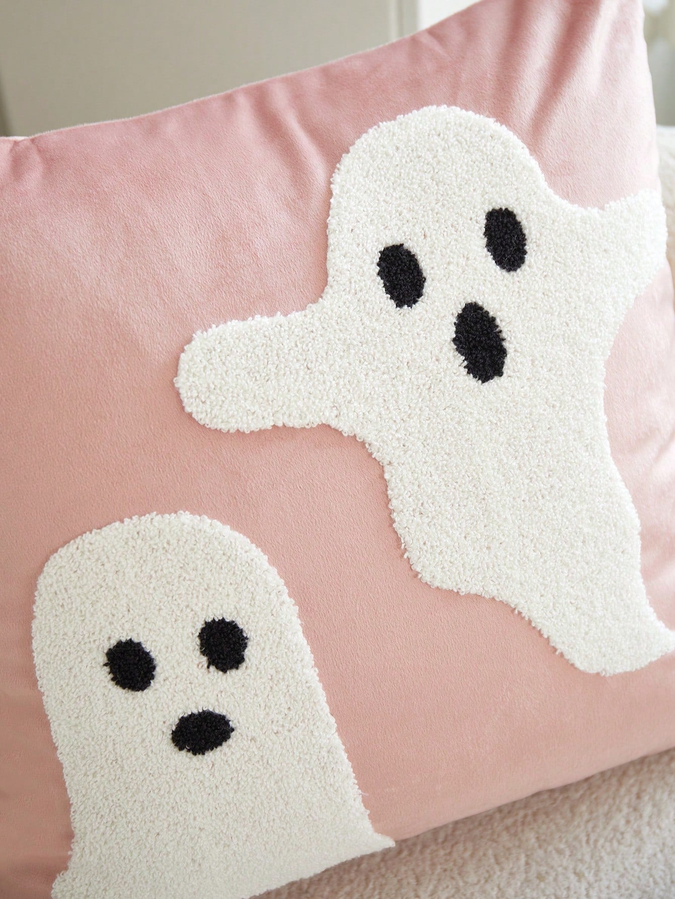 LCUHPCL 1pc Halloween Atmosphere Soft Cute Pink Ghost 3D Embroidered Plush Pillowcase, Suitable For Home Decor, Living Room, Sofa, Bedroom, Car, Party And Various Environments