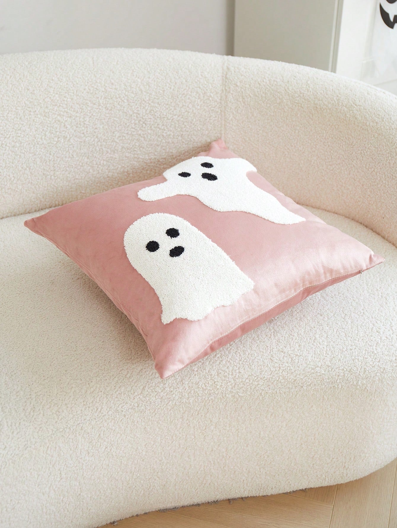 LCUHPCL 1pc Halloween Atmosphere Soft Cute Pink Ghost 3D Embroidered Plush Pillowcase, Suitable For Home Decor, Living Room, Sofa, Bedroom, Car, Party And Various Environments