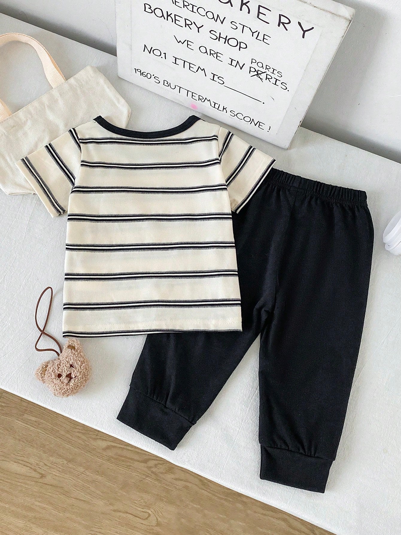 Playful Pals 2pcs/Set Infant Toddler 0-3Y Baby Boy Clothes Black And White Contrast Color Letter Print T-Shirt & Elastic Waist Pants Autumn Casual City Break Suit