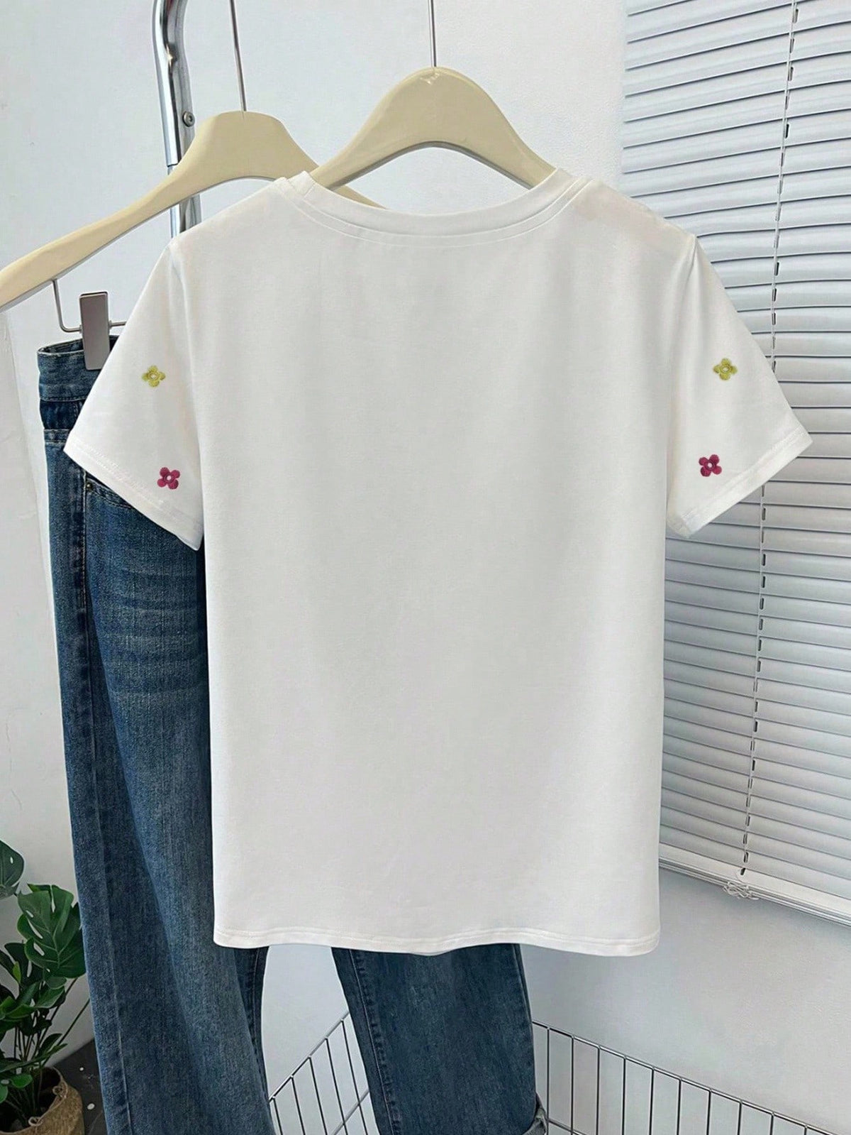 Resyla Women's Casual Floral Embroidered Round Neck T-Shirt
