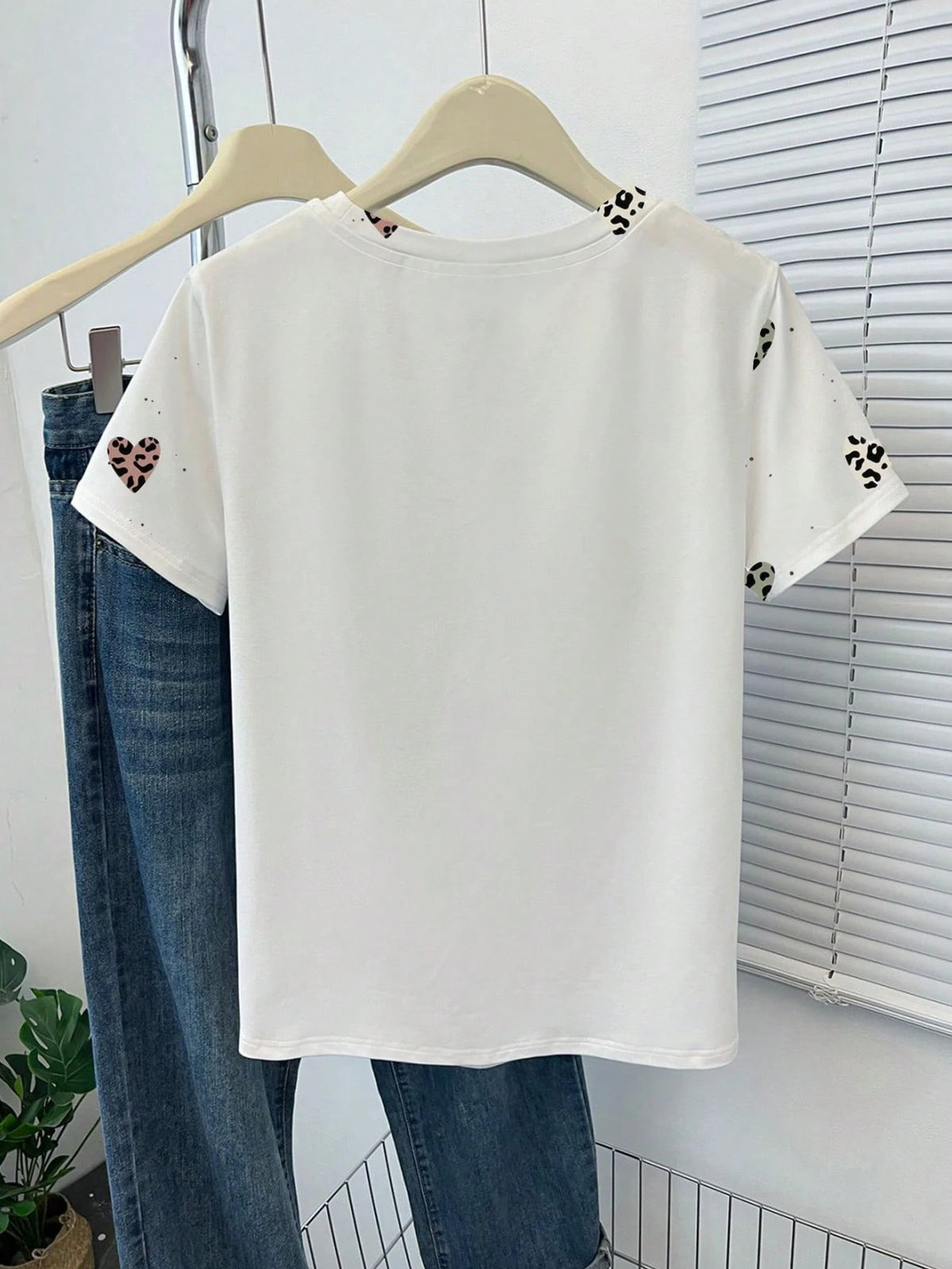 Resyla Women's Casual Floral Embroidered Round Neck T-Shirt