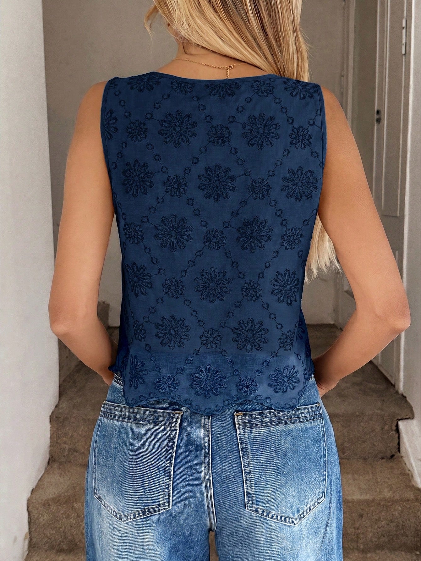 SHEIN LUNE Women's Casual Embroidered Round Neck Cropped Sleeveless Shirt For Vacation,Summer Top