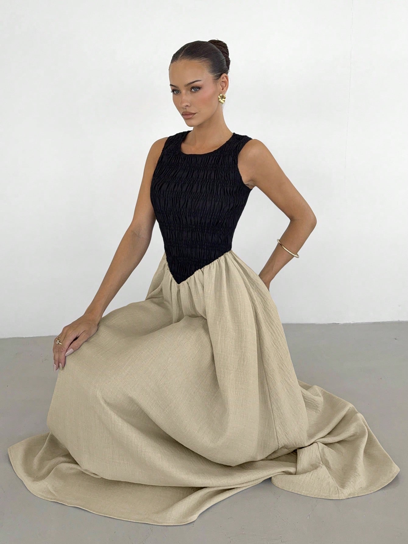 Siren Gaze Summer Elegant Sexy Tropical Jamaican Maxi Dress For Women, Sleeveless Round Neck Smocked Top Flowy Long Dress, Black And Beige Outfits