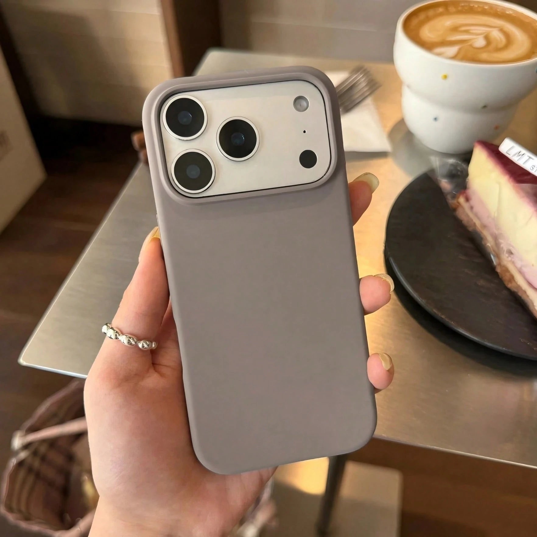 Solid White Silicone Liquid Silicone 3-Layer Full Coverage Soft Rubber Phone Case Shock-Proof Protective Cover With Anti-Scratch Microfiber Lining Compatible With IPhone 17 17 Air 17 Pro 17 Pro Max 13