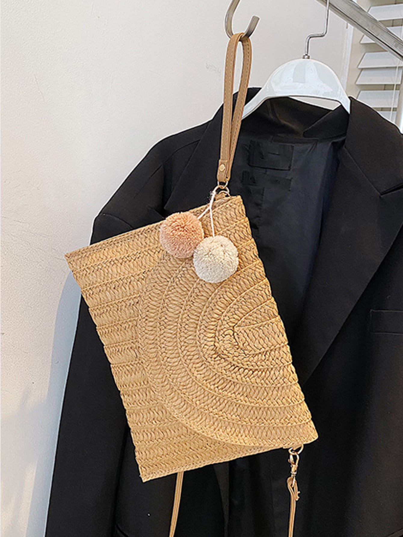 Summer Ladies Clutchbags Straw Woven Wallet Casual Portable Handmade Simple Elegant With Hairball Hanging