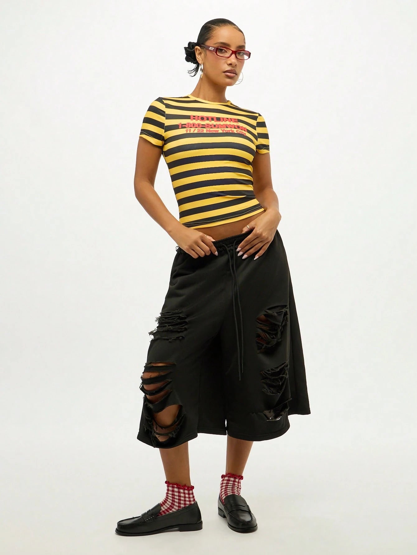 SUMWON WOMEN Retro Style Striped Crop T-Shirt With Hotline Text Print New York City Statement Fitted Short Sleeve Top Y2K Fashion Streetwear
