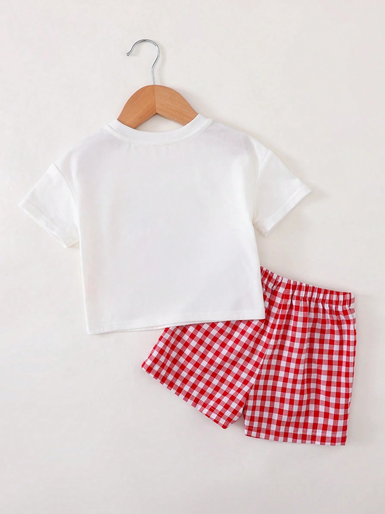 This 2 Pieces Baby Girl Casual, Minimalist, Comfortable And Cute Set Features Textured Fabric And Decorative Patches, Including A Tank Top And Straight-Leg Pants, Perfect For Spring And Summer W