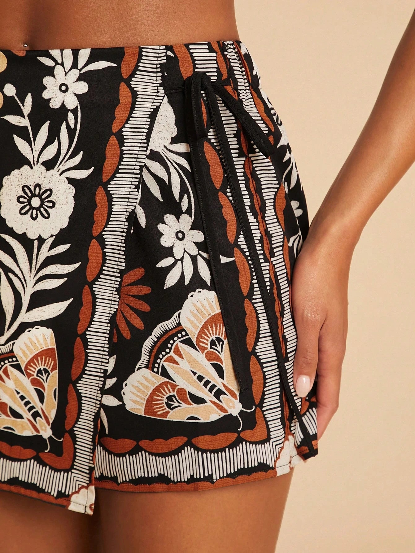 Travachic Boho 1960s Vintage Black Floral Summer Vacation Casual Holiday Beach Shorts Pants With Tie Waist Ruffle Trim For Women,Tropical Ibiza Outfits