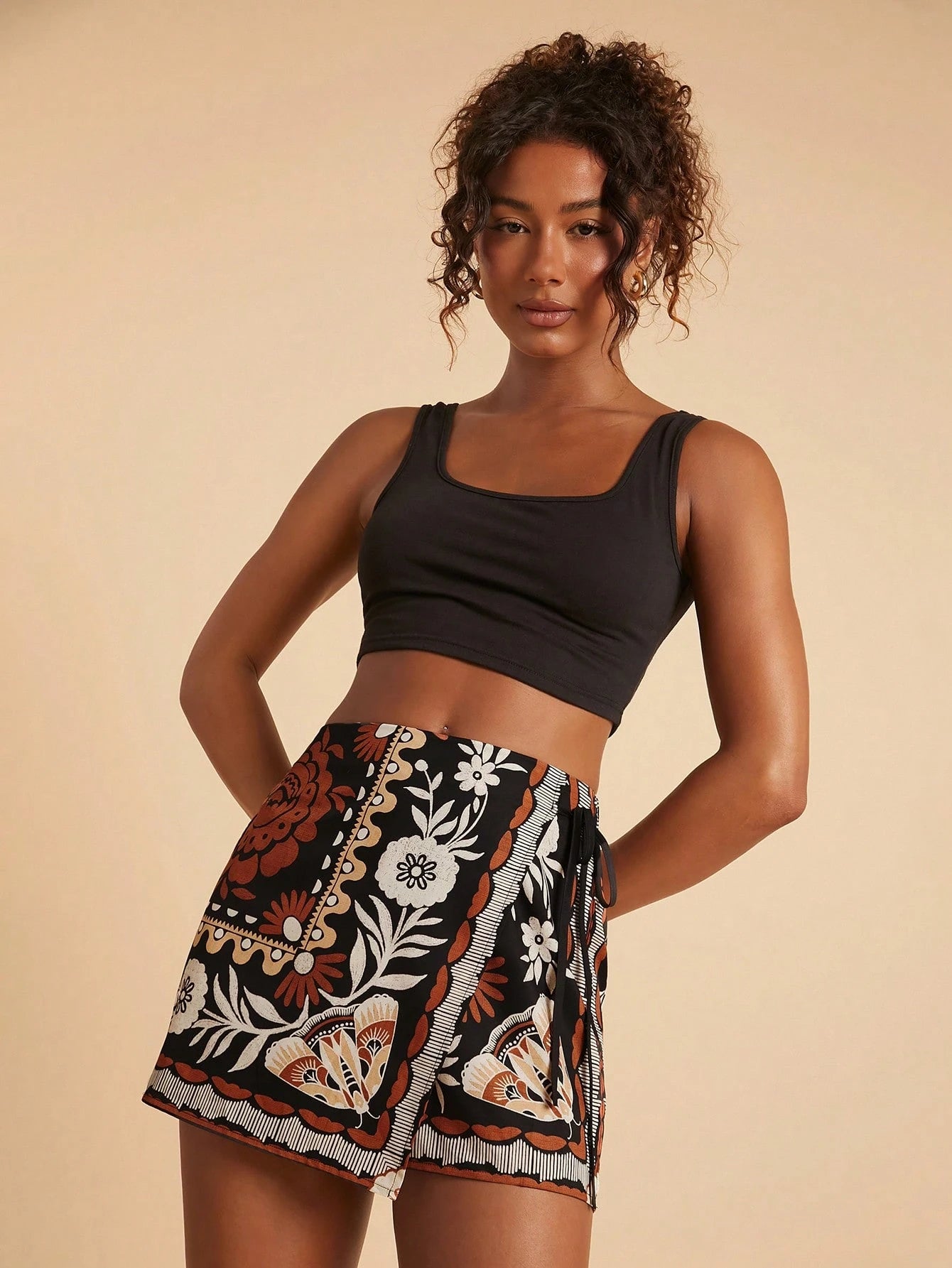 Travachic Boho 1960s Vintage Black Floral Summer Vacation Casual Holiday Beach Shorts Pants With Tie Waist Ruffle Trim For Women,Tropical Ibiza Outfits