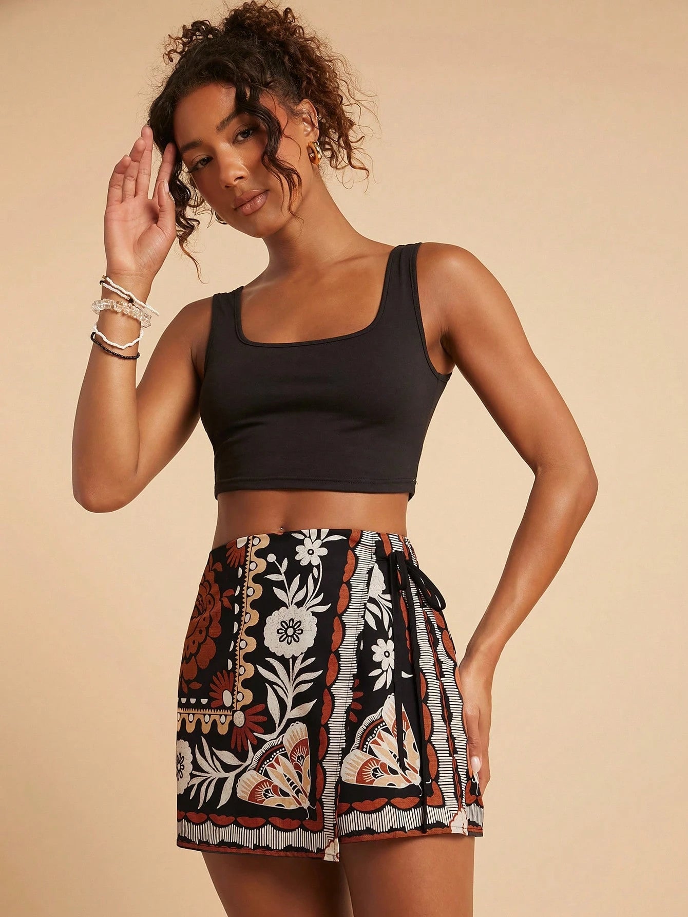 Travachic Boho 1960s Vintage Black Floral Summer Vacation Casual Holiday Beach Shorts Pants With Tie Waist Ruffle Trim For Women,Tropical Ibiza Outfits