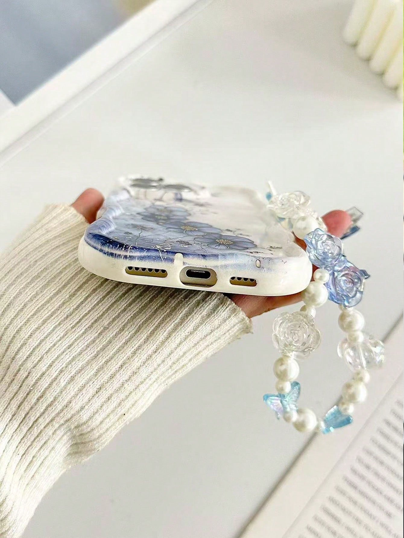 White Blue Floral Pattern Novelty Cases Cream Wavy Glossy Painted Anti-Drop Phone Case With Beaded Butterfly Bracelet Accessory, Compatible With IPhone, Compatible With Galaxy, Compatible With Redmi